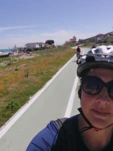 Melanie Ferranti van agriturismo Villa Ferranti Abruzzo op de fiets langs de kust van Ortona