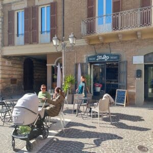Mensen op terras van Piutosto Atri